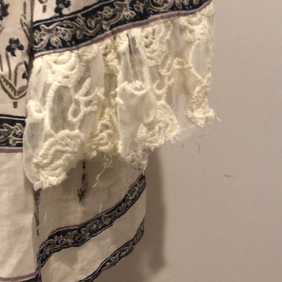 Tunic with lace detail - Picture 3 of 5